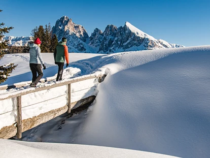 odmor na imanju - Frühstück - Sarntal - Traumhafte Landschaft. Faszinierende Stille. Eine Wohltat!
Winterwandern in Südtirol: Die Dolomiten locken.
Die schönsten Winter-Wandertouren in den Dolomiten.
Über 60 Kilometer gespurte Winterwanderwege führen zu den schönsten Aussichtspunkten der gesamten Dolomitenregion Seiser Alm. Entdecken Sie die schönsten Wintertouren rund um die Seiser Alm in Südtirol.

Alle Winterwanderwege auf der Seiser Alm können außerdem als Schneeschuhwanderwege genutzt werden. - Binterhof