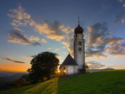 dovolená na farmě - Völs am Schlern - Kirche St. Valentin
Oberhalb von Seis, in St. Valentin, erhebt sich das gleichnamige Kirchlein vor dem mächtigen Schlernmassiv - Binterhof