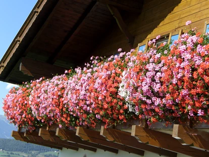 Urlaub auf dem Bauernhof - Frühstück - Pfunders - Liebevoll dekorierte Balkone am Binterhof - Binterhof
