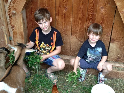 Urlaub auf dem Bauernhof - Mithilfe beim: Tiere füttern - Sand in Taufers - Streichelzoo für Kinder - Binterhof