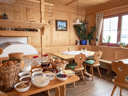 Urlaub auf dem Bauernhof - Brötchenservice - Frühstücksraum / Aufenthaltsraum - Binterhof
