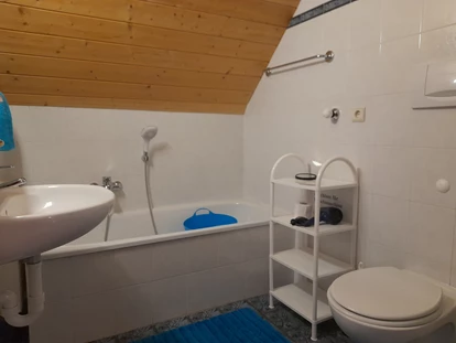 Urlaub auf dem Bauernhof - Mithilfe beim: Tiere füttern - Pfalzen - Bad mit Wanne und Dusche in Wohnung 3 - Ferienwohnungen Oberwieserhof