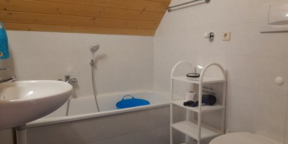 Urlaub auf dem Bauernhof - Trentino-Südtirol - Bad mit Wanne und Dusche in Wohnung 3 - Ferienwohnungen Oberwieserhof