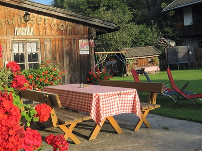 Urlaub auf dem Bauernhof - Tischtennis - Südtirol - Terasse - Ferienwohnungen Oberwieserhof
