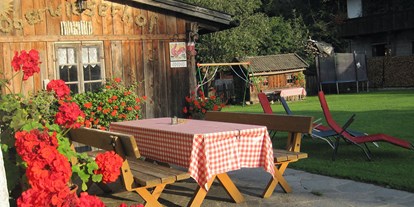 Urlaub auf dem Bauernhof - Umgebung: Urlaub in den Bergen - Terasse - Ferienwohnungen Oberwieserhof
