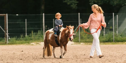 Urlaub auf dem Bauernhof - Tiere am Hof: Pferde - Großwoltersdorf - Ponyreiten für die Kleinsten - Landgut Schönwalde