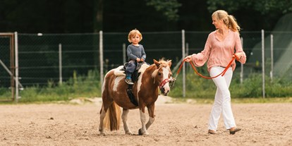 Urlaub auf dem Bauernhof - Tiere am Hof: Pferde - Rönnebeck - Ponyreiten für die Kleinsten - Landgut Schönwalde