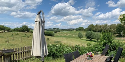 Urlaub auf dem Bauernhof - Jahreszeit: Sommer-Urlaub - Löwenberger Land - FeWo Schweinestall Terrasse - Hof Georgenhöhe