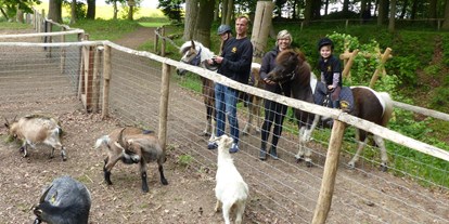 Urlaub auf dem Bauernhof - Mithilfe beim: Tiere füttern - Mecklenburgische Ostseeküste - Ponyreiten und Streichelzoo - Bernsteinland Hirschburg