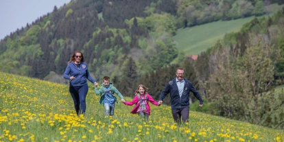 Urlaub auf dem Bauernhof - Frühstück - Wildenmaierhof - Spaziergang mit der ganzen Familie in den wunderschön blühenden Wiesen. - Ferienhof Pfaffenlehen