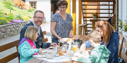 Urlaub auf dem Bauernhof - Tagesausflug möglich - Oberösterreich - Auch im Gastgarten kann gefrühstückt werden. - Ferienhof Pfaffenlehen