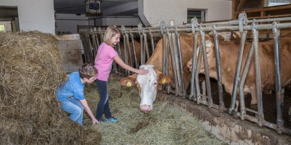Urlaub auf dem Bauernhof - Tagesausflug möglich - Oberösterreich - Beim Füttern der Tiere darf mitgeholfen werden. - Ferienhof Pfaffenlehen