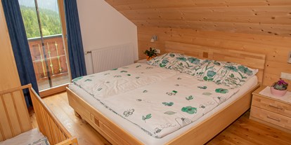 Urlaub auf dem Bauernhof - Tiere am Hof: Kühe - Steiermark - Schlafzimmer mit Gitterbett - Bio-Bergbauernhof Möslhof