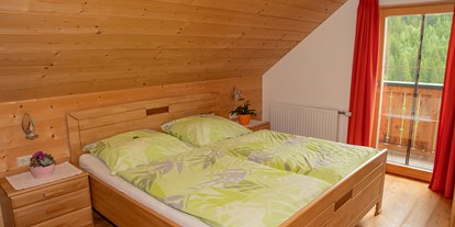 Urlaub auf dem Bauernhof - Umgebung: Urlaub in den Wäldern - Steiermark - Dreibettzimmer Bio-Wohlfühlhaus Morgensonne - Bio-Bergbauernhof Möslhof