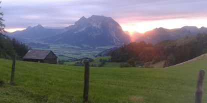 Urlaub auf dem Bauernhof - Tiere am Hof: Kühe - Steiermark - Sonnenuntergang am Möslhof - Bio-Bergbauernhof Möslhof