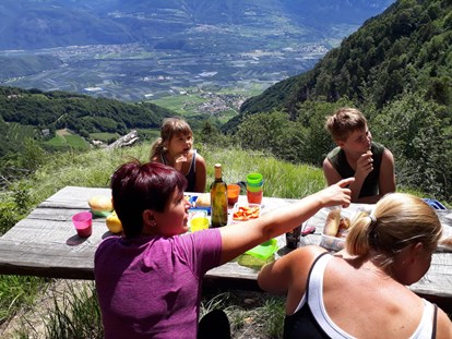 Urlaub auf dem Bauernhof - Verleih: Wanderstöcke - Italien - Kerschbamerhof im Süden Südtirols