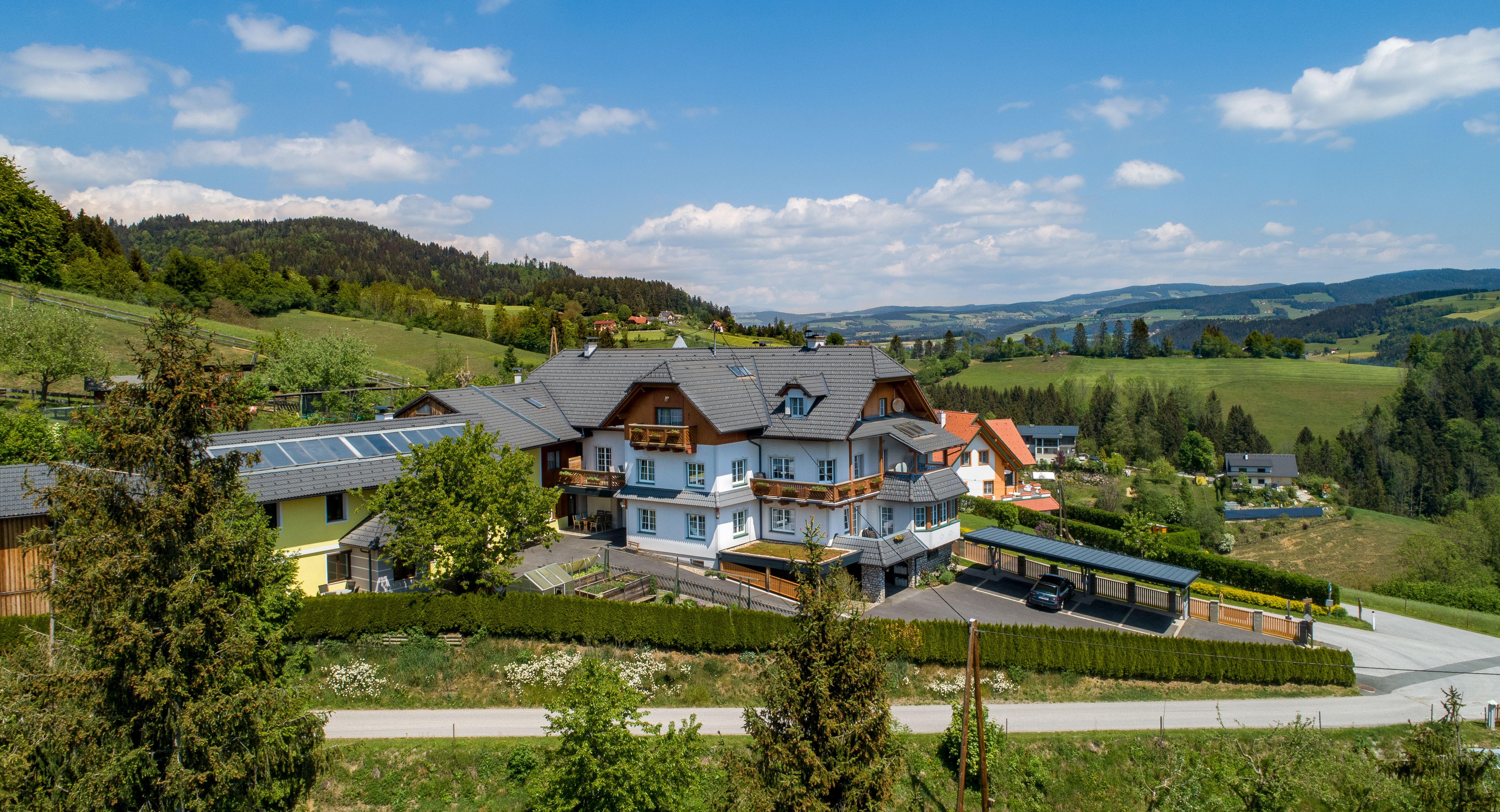 Agriturismo - Unsere Ferienwohnungen Perhofer liegen ruhig und sonnig im steirischen Almenland. Umgeben von Wiesen, Wald und viel Freiraum.  Mit der Natur vor der Haustür ist es der perfekte Ort für einen familienfreundlichen Bauernhofurlaub mit Tieren, Spielplatz. Ideal für Familien, die eine kinderfreundliche Ferienwohnung am Bauernhof suchen und echte Auszeit genießen wollen.
Ferienwohnungen Perhofer des is a Platzerl zum Wohlfühlen – mitten im Almenland. - Ferienwohnungen Perhofer
