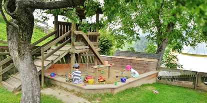 vacanza in fattoria - Terrasse oder Balkon am Zimmer - Molzegg - Sandkiste im Seilzug - Treffpunkt für die Kleinen - Kindererlebnis-Bauernhof Perhofer
