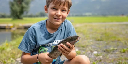 Urlaub auf dem Bauernhof - begehbarer Heuboden - Nußdorfer Berg - Erfolg- ein Fisch an er Angel - Panoramahof am Goldberg