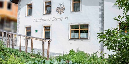 Urlaub auf dem Bauernhof - Kräutergarten - Tiroler Oberland - Hausansicht - Landhaus Zangerl - Kobelerhof