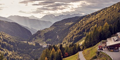 Urlaub auf dem Bauernhof - Fahrzeuge: Pflug - Österreich - Unsere Aussicht ist einfach grandios - Berghotel Marlstein