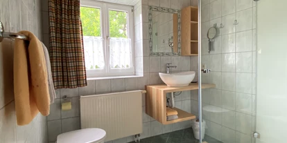 Urlaub auf dem Bauernhof - Umgebung: Urlaub in den Wäldern - Gündorf - Jedes Badezimmer verfügt über Dusche, Waschtisch, Toilette, Haarföhn, Ablageflächen und Fenster. - Landhaus Bender 