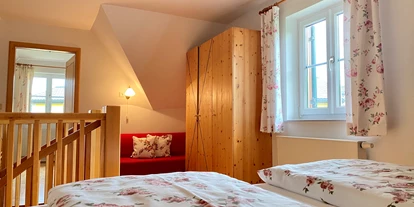 Urlaub auf dem Bauernhof - ideal für: Senioren - Gündorf - Schlafzimmer mit Verbindungstür in das zweite Schlafzimmer mit 2 vollwertigen Betten. - Landhaus Bender 