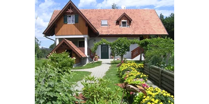 wakacje na farmie - Kräutergarten - Reiting (Feldbach) - Bezauberndes Ferienhaus in traumhaft schöner Ruhelage in der sonnigen Steiermark. Hier findet ihr wunderschöne Ferienwohnungen, um zur Ruhe zukommen und eure freie Zeit mit Partner oder Familie zu genießen! Alle Ferienwohnungen in unserem Ferienhaus sind voll ausgestattet und haben Zugang zu Terrasse oder Balkon.  - Landhaus Bender 