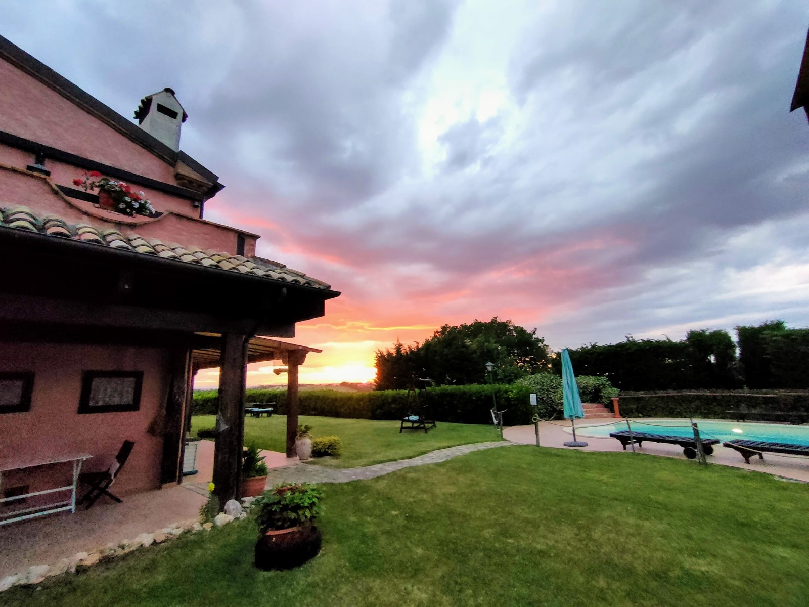 Vakantieboerderij - AIRONE House: Esterni al tramonto. - AIRONE House