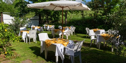 vacation on the farm - Tiere am Hof: Ziegen - Italy - Breakfast Garden - Agriturismo B&B Cascina Reciago