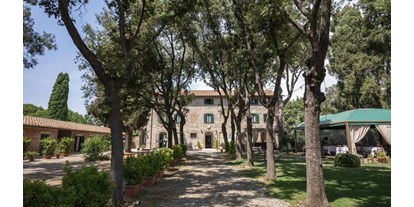 Urlaub auf dem Bauernhof - Umgebung: Urlaub in Stadtnähe - Suvereto (LI) - Giardino interno e casale principale - Razza del Casalone