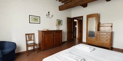 vacation on the farm - Tuscany - Camera appartaemto Quercia primo piano camera soggiorno con divano letto e angolo cottura bagno con doccia - Razza del Casalone