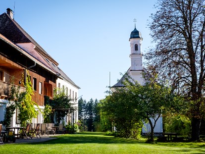 Urlaub auf dem Bauernhof - Verleih: Fahrräder - Oberbayern - Garten mit Kapelle - Gut Grasleiten