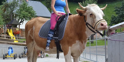 Urlaub auf dem Bauernhof - Tiere am Hof: Kühe - Kuh reiten - Baby&Kinder Bio Bauernhof Hotel Matlschweiger 