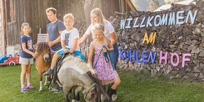 Urlaub auf dem Bauernhof - Mithilfe beim: Tiere füttern - Steiermark - Baby&Kinder Bio Bauernhof Hotel Matlschweiger 