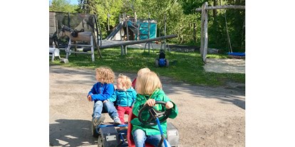 Urlaub auf dem Bauernhof - Fahrzeuge: Mähwerk - Elpersbüttel - Spielplatz - Warfthof Wollatz - Nordseeurlaub mit Feinsinn