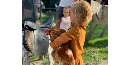 vakantie op de boerderij - ideal für: Familien - Duitsland - Hühner fangen - Warfthof Wollatz - Nordseeurlaub mit Feinsinn