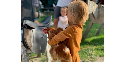 Urlaub auf dem Bauernhof - Tiere am Hof: Lamas - Elpersbüttel - Hühner fangen - Warfthof Wollatz - Nordseeurlaub mit Feinsinn