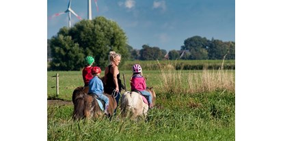 Urlaub auf dem Bauernhof - Tiere am Hof: Streicheltiere - Süderdeich - Ponyführen - Warfthof Wollatz - Nordseeurlaub mit Feinsinn