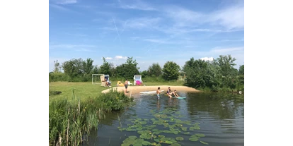 vacation on the farm - Stromanschluss: für E-Autos - Meldorf - Im Schwimmteich baden - Warfthof Wollatz - Nordseeurlaub mit Feinsinn