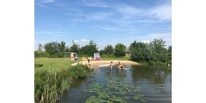 Urlaub auf dem Bauernhof - Schwimmmöglichkeit: Schwimmteich - Elpersbüttel - Im Schwimmteich baden - Warfthof Wollatz - Nordseeurlaub mit Feinsinn