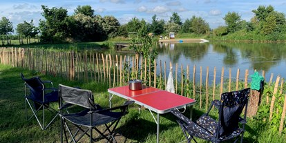 Urlaub auf dem Bauernhof - Stromanschluss: für Campingwagen - Blick auf den Schwimmteich - Warfthof Wollatz - Nordseeurlaub mit Feinsinn