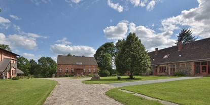 Urlaub auf dem Bauernhof - Herzfelde (Landkreis Uckermark) - Der Hof Luisenau, der in der 2. Hälfte des 19. Jahrhunderts als Vorwerk des gräflichen Gutes der Grafen von Saldern und Ahlimb erbaut wurde, besitzt eine Hoffläche von 12.000 m². Hinzu kommen weitere 20 ha große Weideflächen, die ökologisch bewirtschaftet werden, sowie ein Mischwald auf 5 ha Fläche.

Vom Ferienhof Luisenau aus lässt sich eine alte Kulturlandschaft entdecken, die charakteristischen Ackerstädte Joachimsthal, Templin und Angermünde, die zahlreichen, oft sorgsam renovierten Straßendörfer, deren Kirchen zum großen Teil noch aus dem Hochmittelalter stammen, die traditionellen Bauernhäuser und zahlreichen Herrensitze mit ihren Ställen und Scheunen.



Berlin lässt sich von hier aus bequem erreichen und ist nur eine Autostunde vom Ferienhof Luisenau entfernt .Dennoch hat man das Gefühl, dass in Luisenau sich eine andere Welt eröffnet, die einen eng mit den Rhythmen der Natur und ihren Jahreszeiten verbindet.
 - Ferienhof Luisenau