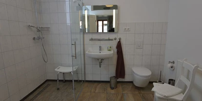 Urlaub auf dem Bauernhof - erreichbar mit: Auto - Großwoltersdorf - Ferienwohnung Seeweide auf dem Hof Luisenau bietet ein modernes Bad mit Dusche und WC. - Ferienhof Luisenau