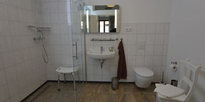 Urlaub auf dem Bauernhof - Rönnebeck - Ferienwohnung Seeweide auf dem Hof Luisenau bietet ein modernes Bad mit Dusche und WC. - Ferienhof Luisenau