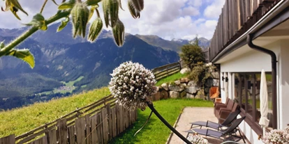 odmor na imanju - Tiroler Oberland - Liegebereich vor der Sauna - Bio und Reiterhof der Veitenhof Sommer - Wellnesstage im Ötztal