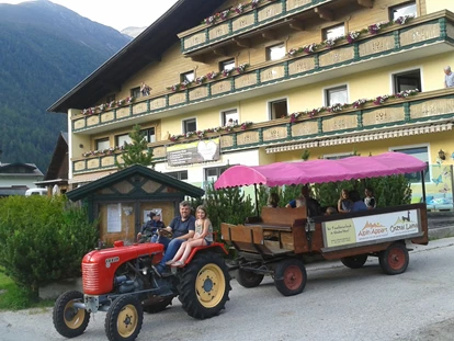 nyaralás a farmon - Tirol - Wöchentliche Traktorfahrt, kommst du mit? - Reiterhof Alpin Appart Single mit Kind Pfingst- & Herbstferien
