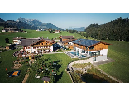 Urlaub auf dem Bauernhof - ideal für: Mitarbeit - Mayrhofen (Saalfelden am Steinernen Meer) - Ansicht Haupthaus mit Hofbadl, Schwimmteich und Ställe - Feriengut Unterhochstätt