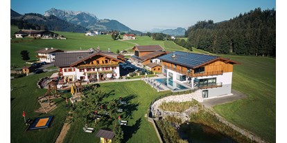 Urlaub auf dem Bauernhof - Fahrzeuge: Güllefass - Österreich - Ansicht Haupthaus mit Hofbadl, Schwimmteich und Ställe - Feriengut Unterhochstätt