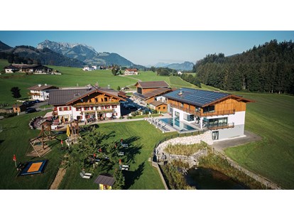 Urlaub auf dem Bauernhof - Art der Landwirtschaft: Forstwirtschaft - Österreich - Ansicht Haupthaus mit Hofbadl, Schwimmteich und Ställe - Feriengut Unterhochstätt
